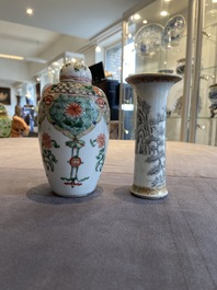 Une jarre couverte en porcelaine de Chine famille verte et un vase en grisaille et dor&eacute;, Kangxi et Yongzheng