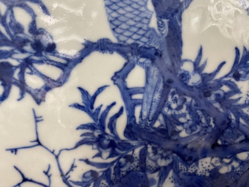 Une paire de chaises en bois incrust&eacute; de nacre et de plaques en porcelaine de Chine en bleu et blanc, 19&egrave;me