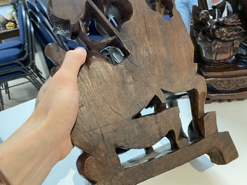 Een paar Chinese houten snijwerken, 19e eeuw