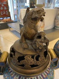 Een grote Chinese driepotige cloisonn&eacute; wierookbrander met deksel, 19e eeuw
