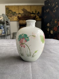 Un vase de forme globulaire en porcelaine de Chine famille rose, marque de Daoguang, R&eacute;publique