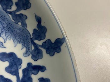 Un plat en porcelaine de Chine en bleu et blanc &agrave; d&eacute;cor 'Sanduo' et un &agrave; d&eacute;cor des 'Trois amis de l'hiver', Kangxi &amp; Yongzheng