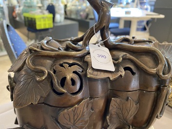 Un br&ucirc;le-parfum couvert en bronze en forme de deux citrouilles, Chine, 19&egrave;me