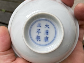 Een fijne Chinese monochrome witte kom, Yongzheng merk en periode
