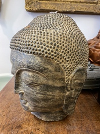 Une t&ecirc;te de Bouddha en pierre sculpt&eacute;e, Chine, Ming ou apr&egrave;s