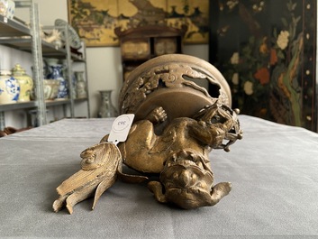 Een grote Chinese driepotige cloisonn&eacute; wierookbrander met deksel, 19e eeuw