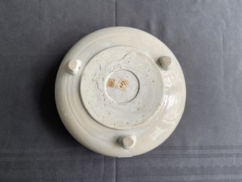 Un br&ucirc;le-parfum tripod &agrave; d&eacute;cor floral incis&eacute; en porcelaine blanc de Chine de Dehua sur socle en bois, Kangxi