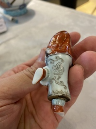 Une tabati&egrave;re en porcelaine de Chine polychrome en forme d'une femme couch&eacute;e, 19&egrave;me