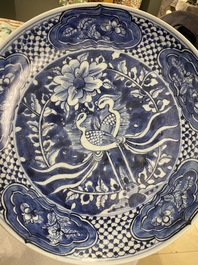 Trois plats en porcelaine de Chine dite 'de Swatow', Ming