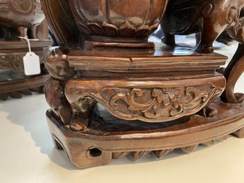 Een paar Chinese houten snijwerken, 19e eeuw