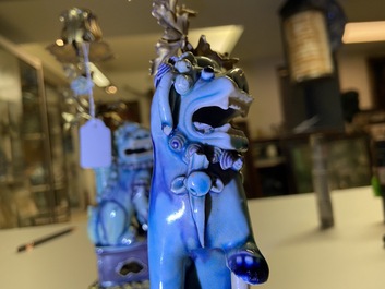Une paire de lions bouddhistes en porcelaine de Chine en turquoise et aubergine mont&eacute;s comme cand&eacute;labres en bronze dor&eacute;, Kangxi et 19&egrave;me