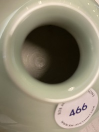 Un pot &agrave; eau en porcelaine de Chine &agrave; &eacute;mail c&eacute;ladon, marque de Kangxi, 19&egrave;me