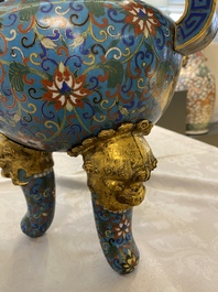 Een grote Chinese driepotige cloisonn&eacute; wierookbrander met deksel, 19e eeuw