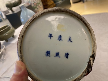 Deux pots &agrave; eau en porcelaine de Chine &agrave; &eacute;mail langyao et en turquoise monochrome, 19/20&egrave;me