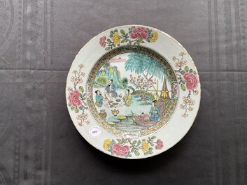 Un grand plat en porcelaine de Chine famille rose &agrave; d&eacute;cor de fumeurs de pipe au bord d'une fleuve, Yongzheng
