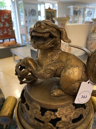 Een grote Chinese driepotige cloisonn&eacute; wierookbrander met deksel, 19e eeuw