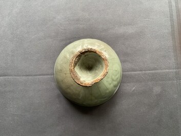 Een Chinese Longquan celadon stem cup met onderglazuur decor, Ming