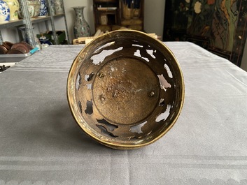 Een grote Chinese driepotige cloisonn&eacute; wierookbrander met deksel, 19e eeuw
