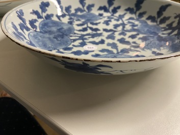 Un plat en porcelaine de Chine en bleu et blanc &agrave; d&eacute;cor 'Sanduo' et un &agrave; d&eacute;cor des 'Trois amis de l'hiver', Kangxi &amp; Yongzheng