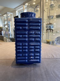 Un vase de forme 'cong' en porcelaine de Chine bleu monochrome, marque de Guangxu, R&eacute;publique