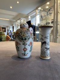 Une jarre couverte en porcelaine de Chine famille verte et un vase en grisaille et dor&eacute;, Kangxi et Yongzheng