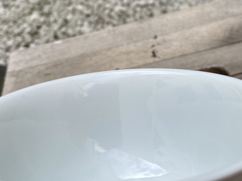 Een fijne Chinese monochrome witte kom, Yongzheng merk en periode