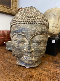 Une t&ecirc;te de Bouddha en pierre sculpt&eacute;e, Chine, Ming ou apr&egrave;s