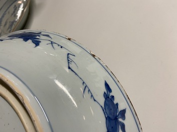 Un plat en porcelaine de Chine en bleu et blanc &agrave; d&eacute;cor 'Sanduo' et un &agrave; d&eacute;cor des 'Trois amis de l'hiver', Kangxi &amp; Yongzheng