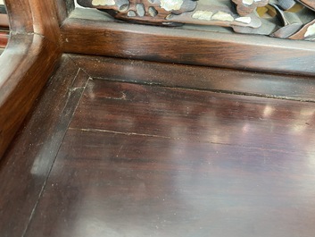Une paire de chaises en bois incrust&eacute; de nacre et de plaques en porcelaine de Chine en bleu et blanc, 19&egrave;me
