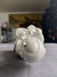 Een Chinese Dehua blanc de Chine figuur van Guanyin op houten sokkel, 19/20e eeuw