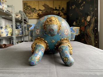 Een grote Chinese driepotige cloisonn&eacute; wierookbrander met deksel, 19e eeuw