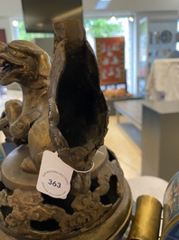 Een grote Chinese driepotige cloisonn&eacute; wierookbrander met deksel, 19e eeuw