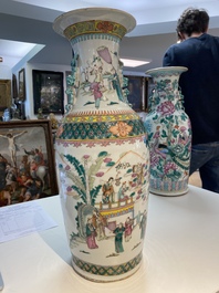 Twee Chinese famille rose vazen, 19e eeuw