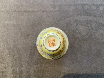 Een Chinese tazza, een dekselkom en een wijnkop met draken op gele fondkleur, 19/20e eeuw