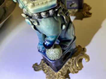 Une paire de lions bouddhistes en porcelaine de Chine en turquoise et aubergine mont&eacute;s comme cand&eacute;labres en bronze dor&eacute;, Kangxi et 19&egrave;me