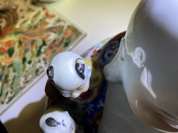 Twee Chinese famille rose figuren van Boeddha, 19/20e eeuw