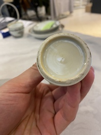 Une jarre couverte en porcelaine de Chine famille verte et un vase en grisaille et dor&eacute;, Kangxi et Yongzheng