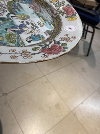 Un grand plat en porcelaine de Chine famille rose &agrave; d&eacute;cor de fumeurs de pipe au bord d'une fleuve, Yongzheng