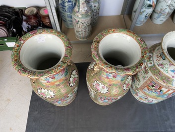 Twee paar Chinese Canton famille rose vazen, 19e eeuw