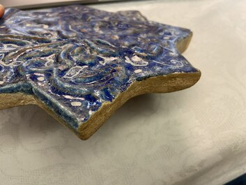 Een Ilkhanid Lajvardina stertegel met blauwe fondkleur, Iran, 13/14e eeuw