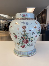 Een grote Chinese famille rose dekselvaas, 19e eeuw