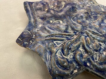 Een Ilkhanid Lajvardina stertegel met blauwe fondkleur, Iran, 13/14e eeuw
