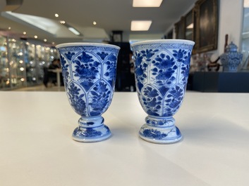 Une paire de gobelets couverts en porcelaine de Chine en bleu et blanc, Kangxi