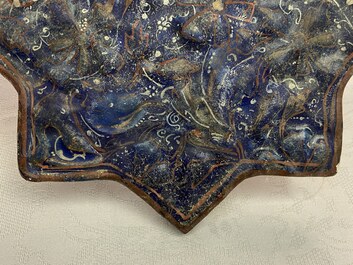 Een Ilkhanid Lajvardina stertegel met blauwe fondkleur, Iran, 13/14e eeuw