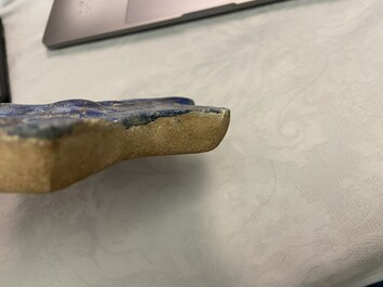 Een Ilkhanid Lajvardina stertegel met blauwe fondkleur, Iran, 13/14e eeuw