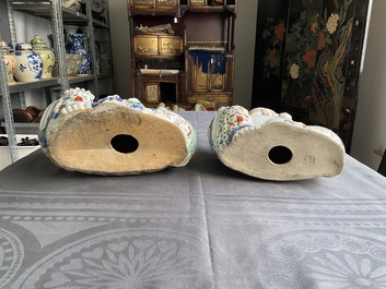 Twee Chinese famille rose figuren van Boeddha, 19/20e eeuw