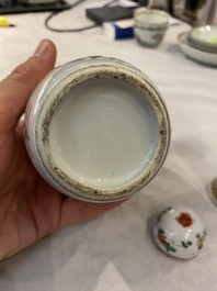 Une jarre couverte en porcelaine de Chine famille verte et un vase en grisaille et dor&eacute;, Kangxi et Yongzheng