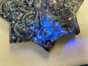 Een Ilkhanid Lajvardina stertegel met blauwe fondkleur, Iran, 13/14e eeuw