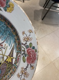 Un grand plat en porcelaine de Chine famille rose &agrave; d&eacute;cor de fumeurs de pipe au bord d'une fleuve, Yongzheng