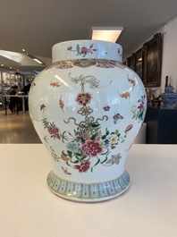 Een grote Chinese famille rose dekselvaas, 19e eeuw